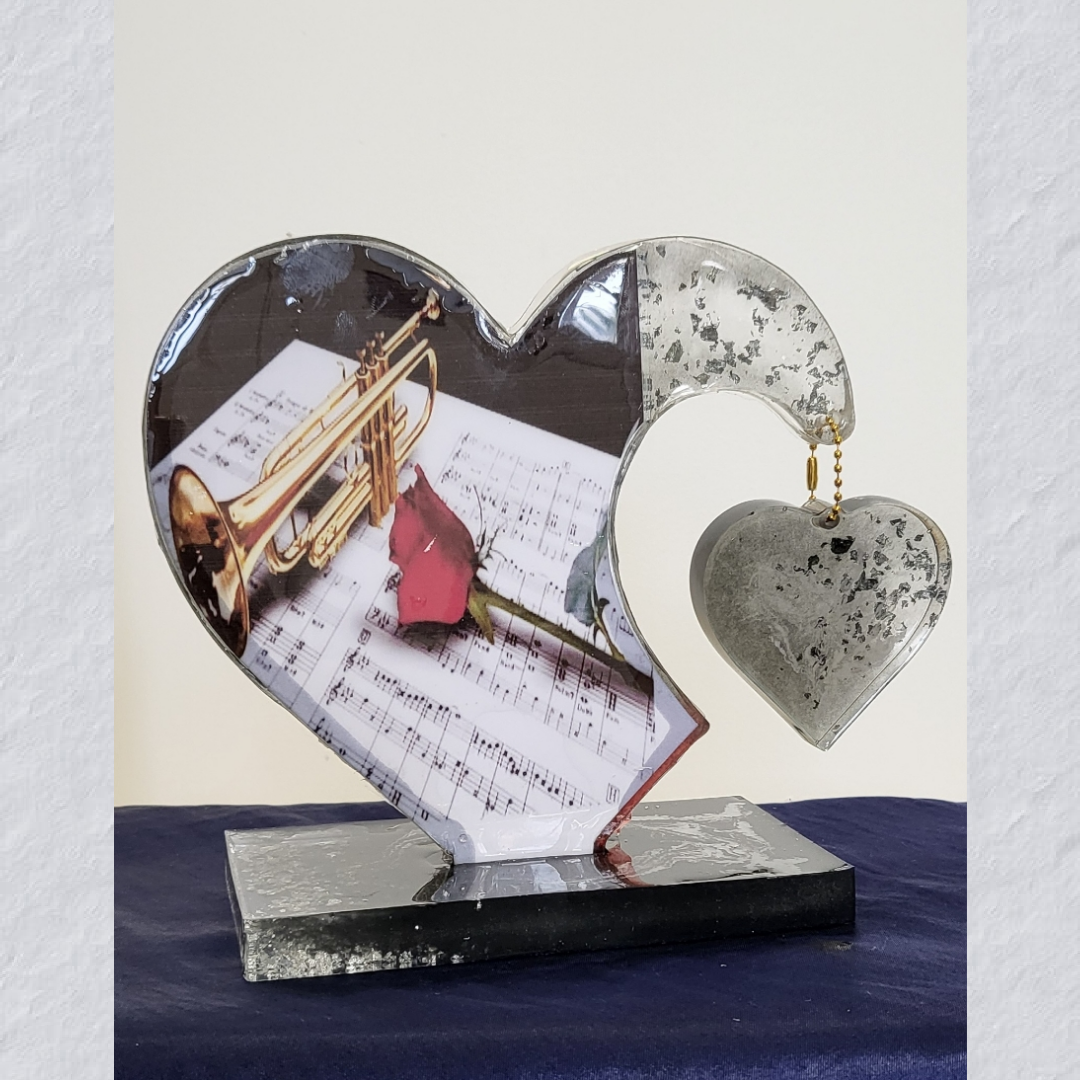 Modèle Prestige – Plaque funéraire personnalisable (Cœur & petit cœur suspendu)